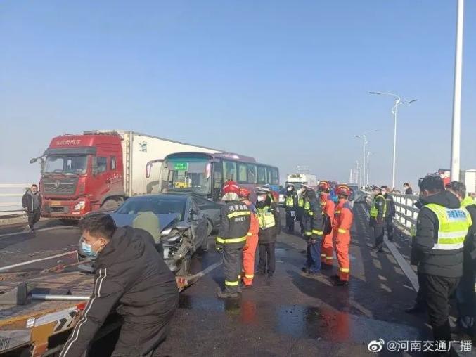 突发！200多辆车连环相撞，有车辆叠在车顶！已造成1人死亡-5.jpg