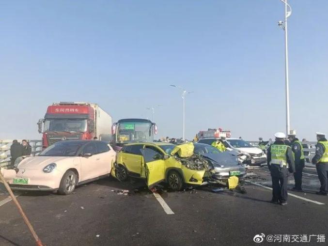 突发！200多辆车连环相撞，有车辆叠在车顶！已造成1人死亡-6.jpg