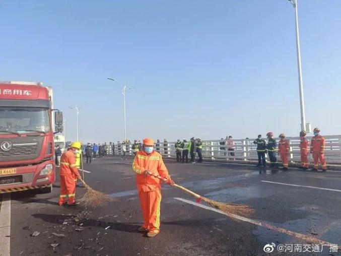 突发！200多辆车连环相撞，有车辆叠在车顶！已造成1人死亡-4.jpg