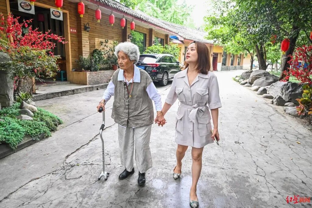 痛心！出生自贡的网红奶奶走了-2.jpg