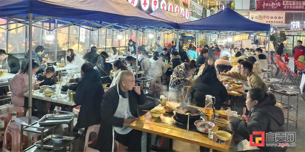 元旦假期看消费——自贡消费市场喜迎新年有序回暖-1.jpg