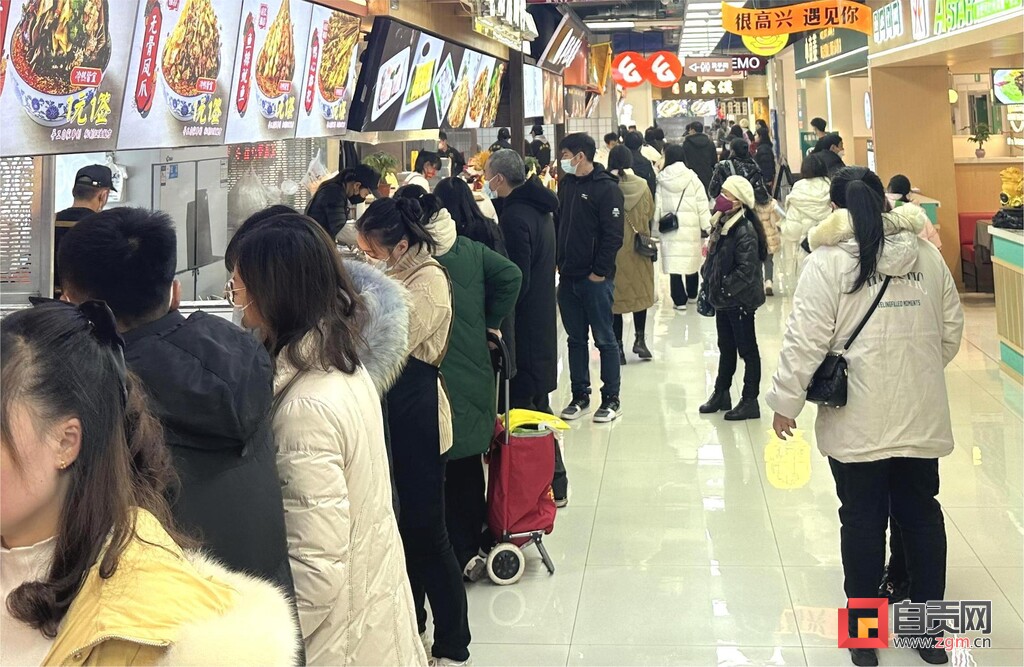 元旦假期看消费——自贡消费市场喜迎新年有序回暖-7.jpg