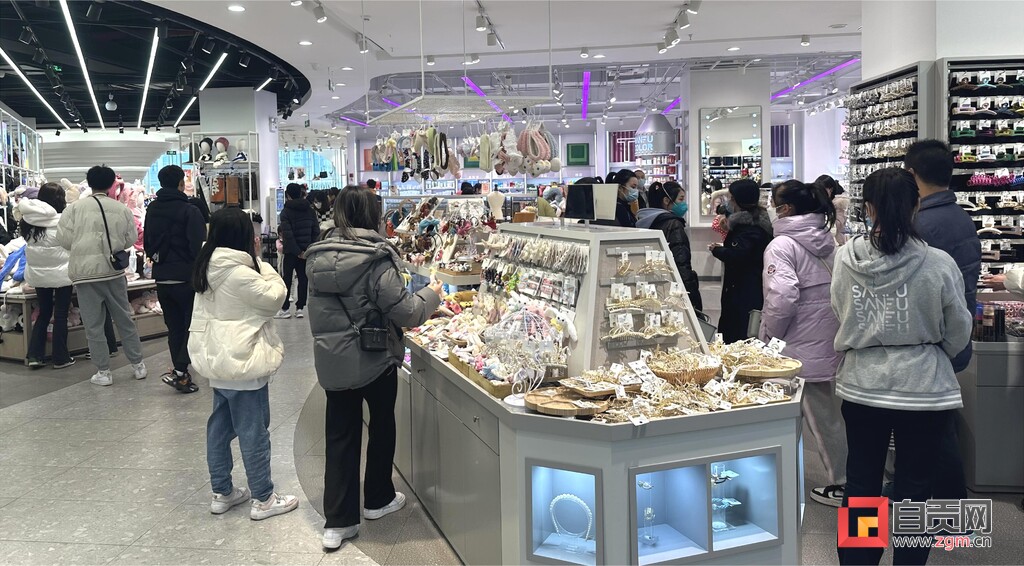 元旦假期看消费——自贡消费市场喜迎新年有序回暖-3.jpg