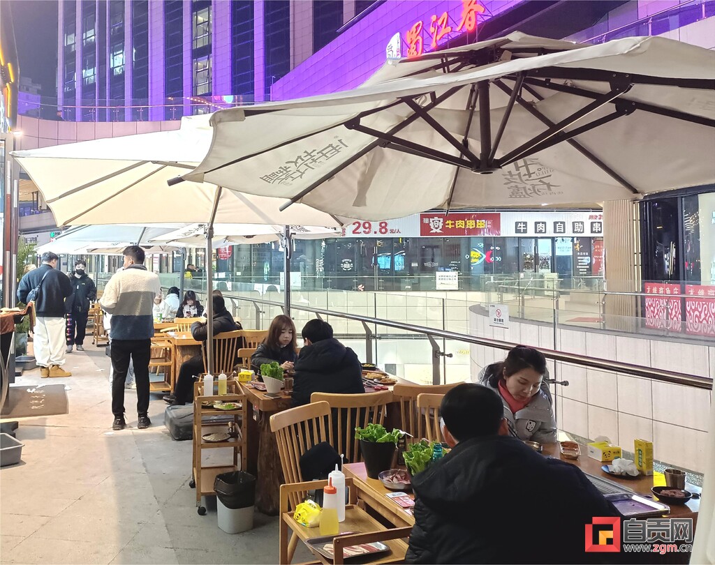 元旦假期看消费——自贡消费市场喜迎新年有序回暖-6.jpg