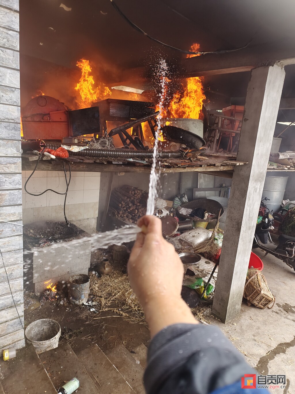 点赞！农房突发火情，自贡小哥冲进火场救人-1.jpg