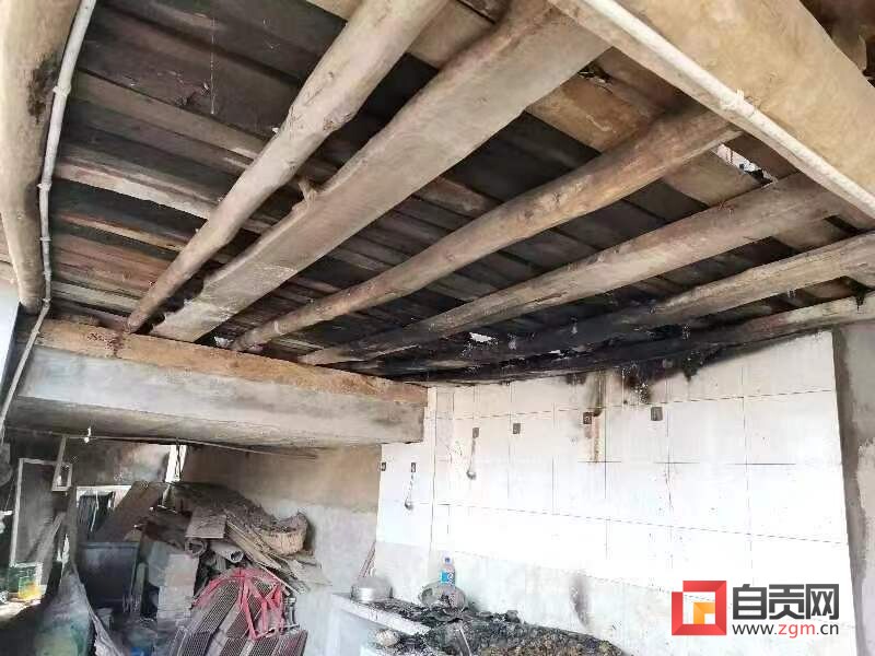 点赞！农房突发火情，自贡小哥冲进火场救人-2.jpg