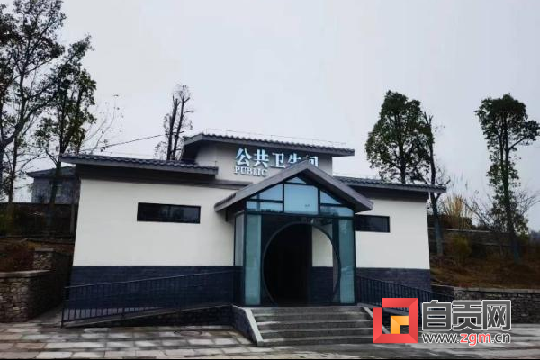 富顺：小公厕带来“大方便”-2.png
