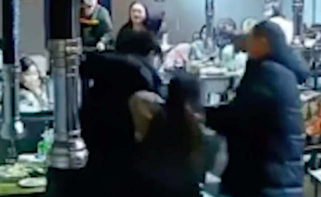 女子烧烤店遭男子持刀锁喉，店主夫妻奋不顾身夺刀，老板：可能是闹别扭，已被警方带走-3.png