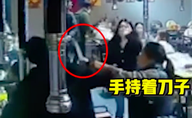 女子烧烤店遭男子持刀锁喉，店主夫妻奋不顾身夺刀，老板：可能是闹别扭，已被警方带走-1.png