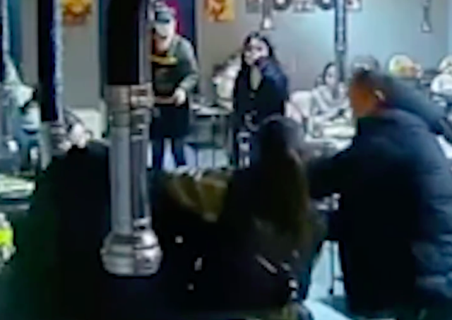 女子烧烤店遭男子持刀锁喉，店主夫妻奋不顾身夺刀，老板：可能是闹别扭，已被警方带走-2.png