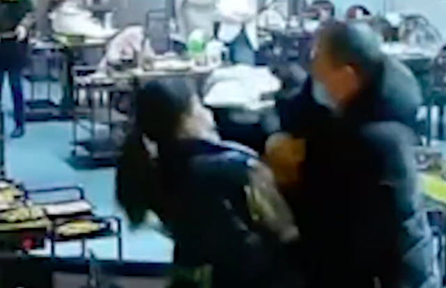 女子烧烤店遭男子持刀锁喉，店主夫妻奋不顾身夺刀，老板：可能是闹别扭，已被警方带走-4.png