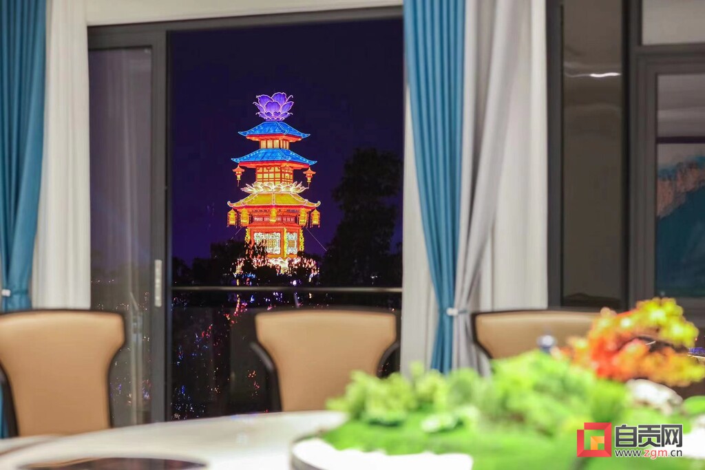 “彩灯+美食”跨界融合 “灯火盐都”新派川式火锅入驻自贡灯会-6.jpg
