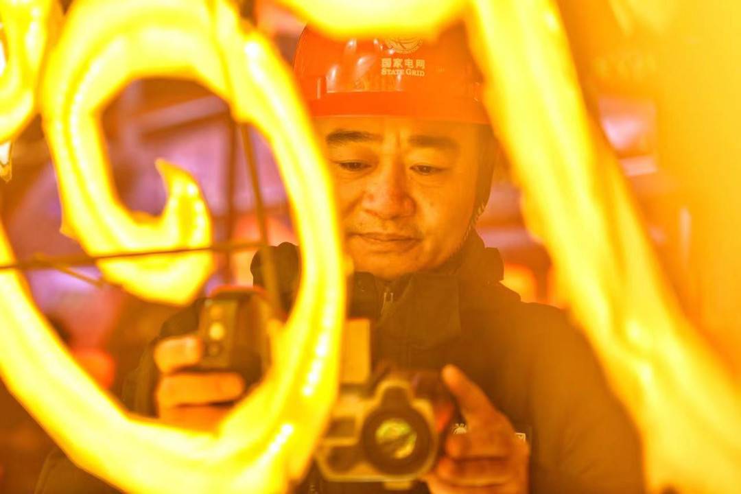 两代自贡灯会“守灯人”的除夕夜：吃完泡面匆忙上岗、退休后第一次认真逛灯会-1.jpg