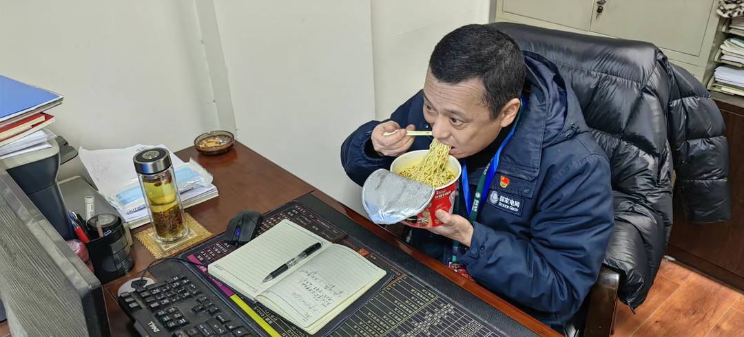 两代自贡灯会“守灯人”的除夕夜：吃完泡面匆忙上岗、退休后第一次认真逛灯会-6.jpg
