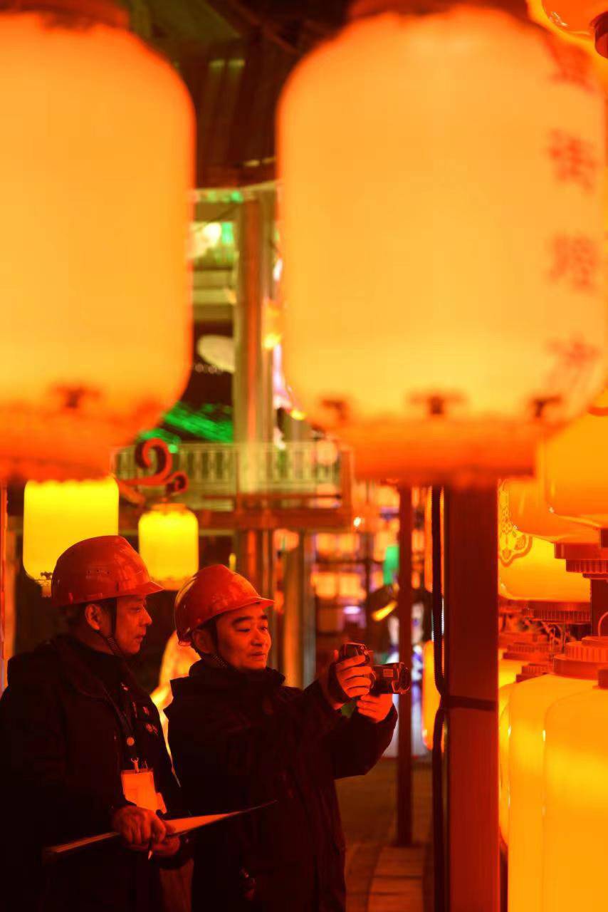 两代自贡灯会“守灯人”的除夕夜：吃完泡面匆忙上岗、退休后第一次认真逛灯会-2.jpg
