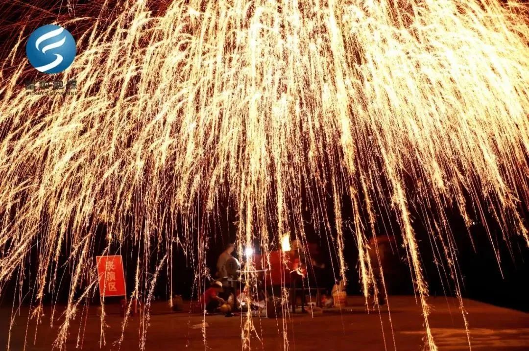 连续3天！“非遗绝技”打铁花将在富顺西湖夜空震撼上演！-3.jpg