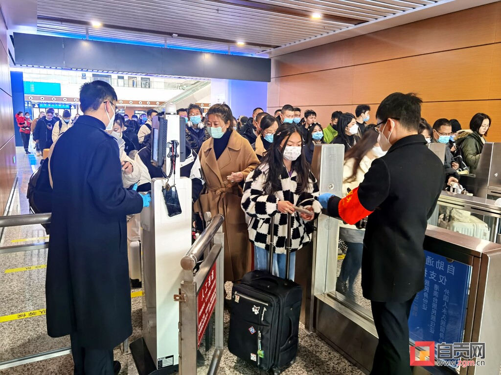 再创新高 正月初三、初四自贡高铁站到发旅客近3万人次-2.jpg