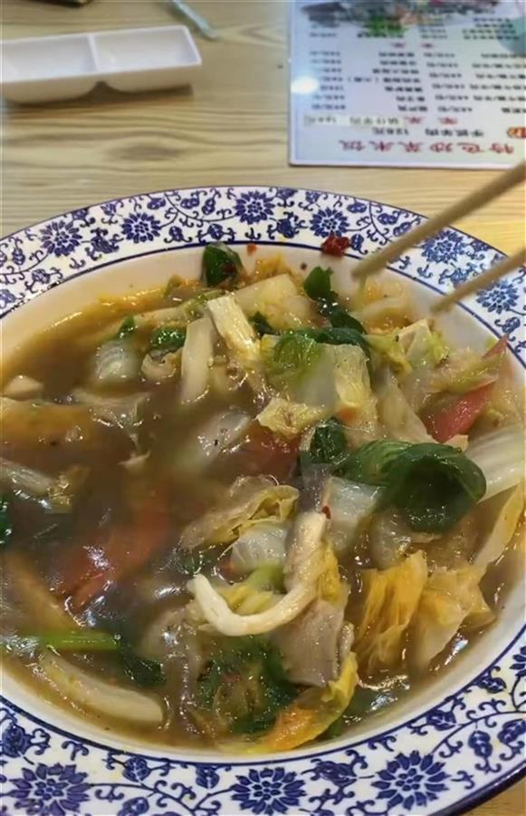 西安“58元一碗大白菜汤”面馆暂停营业，发视频博主称自己被辱骂近崩溃-1.jpeg