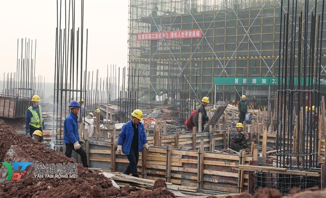 全力拼经济 勇夺“开门红” 中昊晨光“2.6万吨/年高性能有机氟材料项目”建设火热-2.jpg