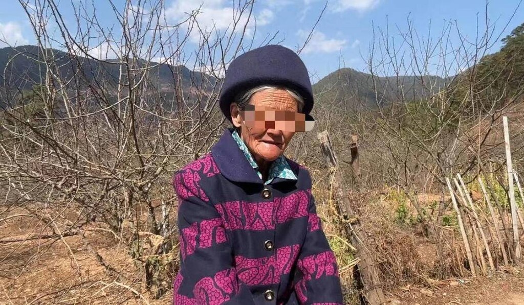 云辟谣｜慈善主播在凉山给老人发钱？老人：发3000元收回2800元，还找我借钱摆拍-1.jpg