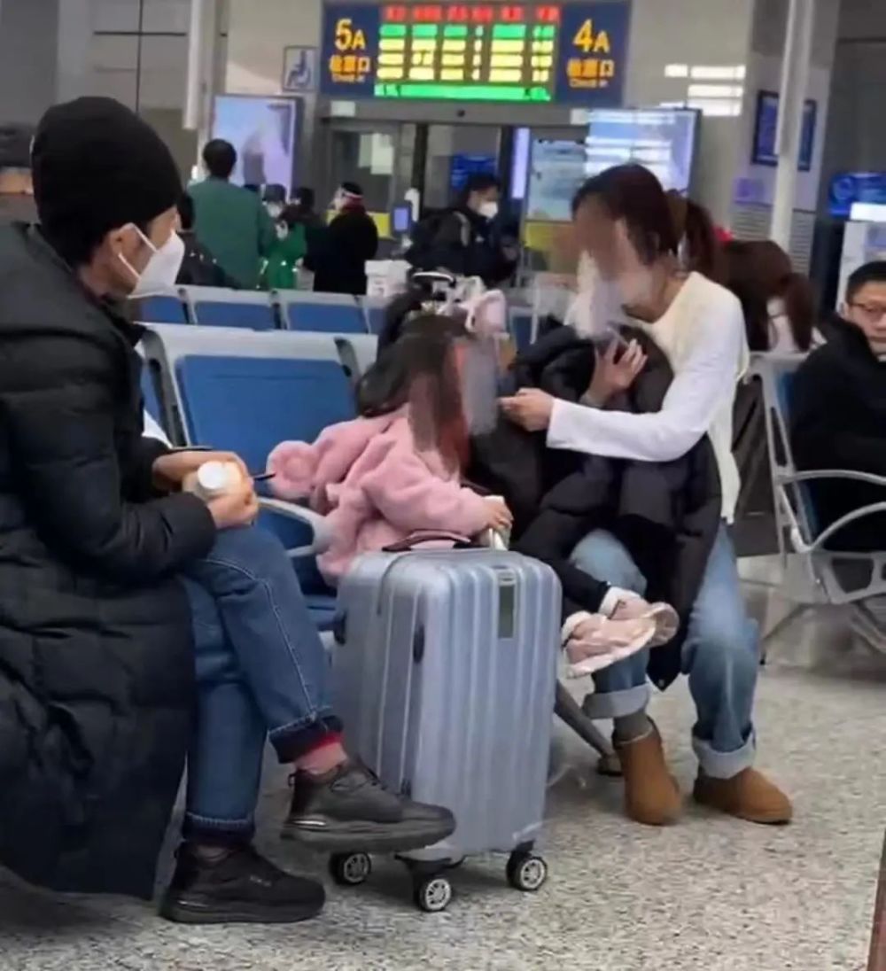 “逼急了带你去跳楼！”女子高铁站殴打威胁带伤女童，警方回应-1.jpg