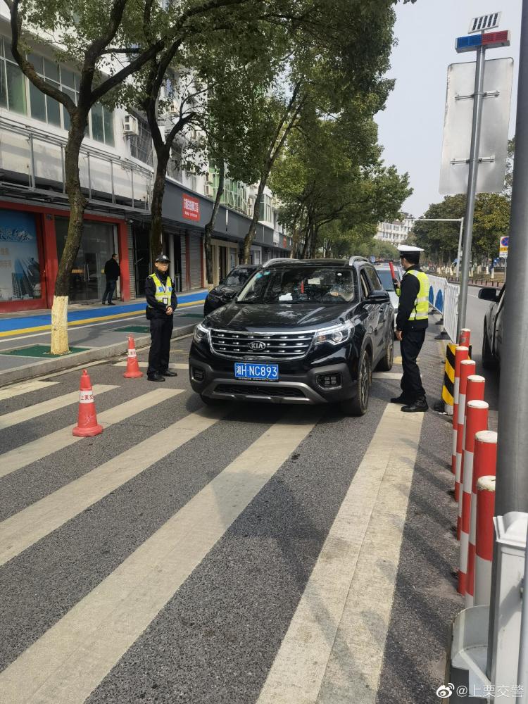 江西三名警员夜查酒驾遇袭牺牲，当日当地上路执法画面曝光-1.jpg