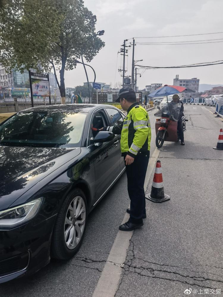 江西三名警员夜查酒驾遇袭牺牲，当日当地上路执法画面曝光-2.jpg