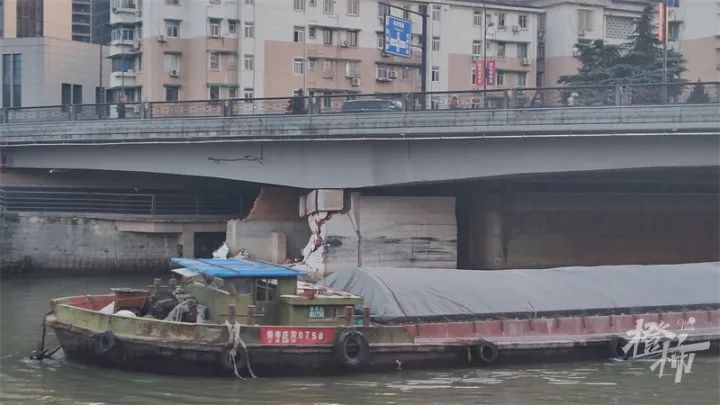浙江杭州一货船撞上桥墩：受损桥墩外部墙体开裂，内部结构裸露在外-1.jpg