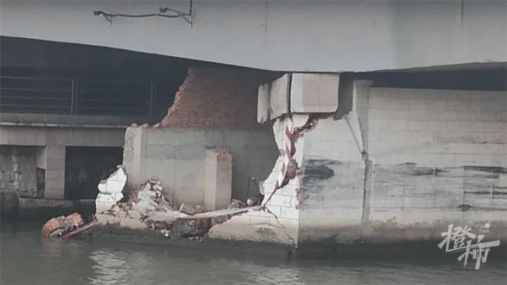 浙江杭州一货船撞上桥墩：受损桥墩外部墙体开裂，内部结构裸露在外-2.jpg