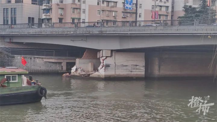 浙江杭州一货船撞上桥墩：受损桥墩外部墙体开裂，内部结构裸露在外-3.jpg