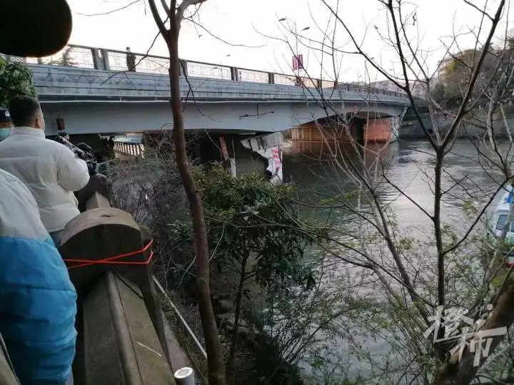 浙江杭州一货船撞上桥墩：受损桥墩外部墙体开裂，内部结构裸露在外-4.jpg