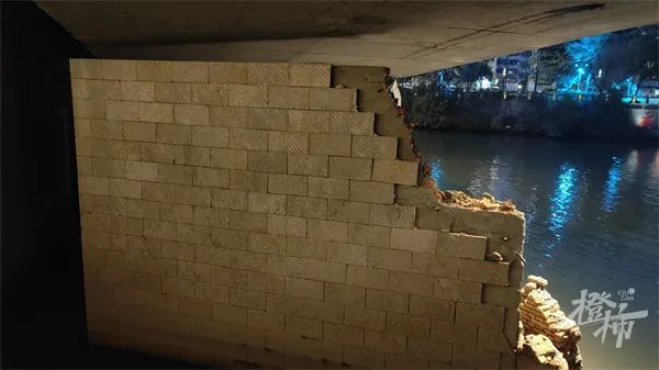 浙江杭州一货船撞上桥墩：受损桥墩外部墙体开裂，内部结构裸露在外-7.jpg