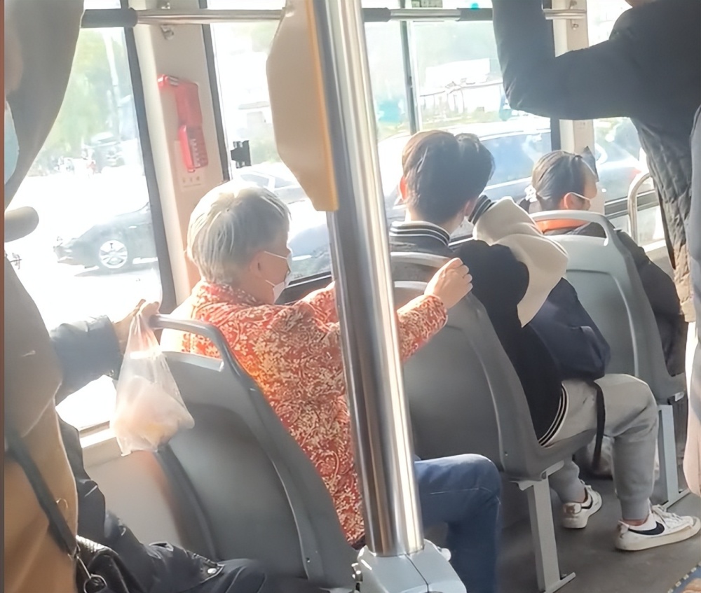 长沙一学生在公交车上未让座被老人骂哭，目击者：老人不仅辱骂还打人-4.jpg