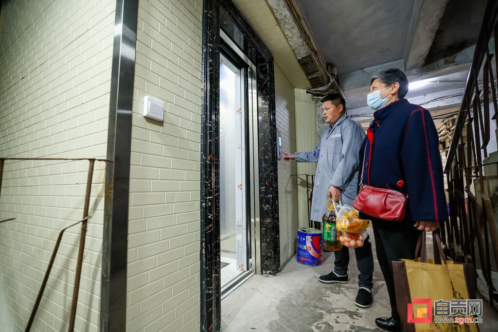 一键“直达”幸福！大安区马草山社区有了首台加装电梯-1.jpg