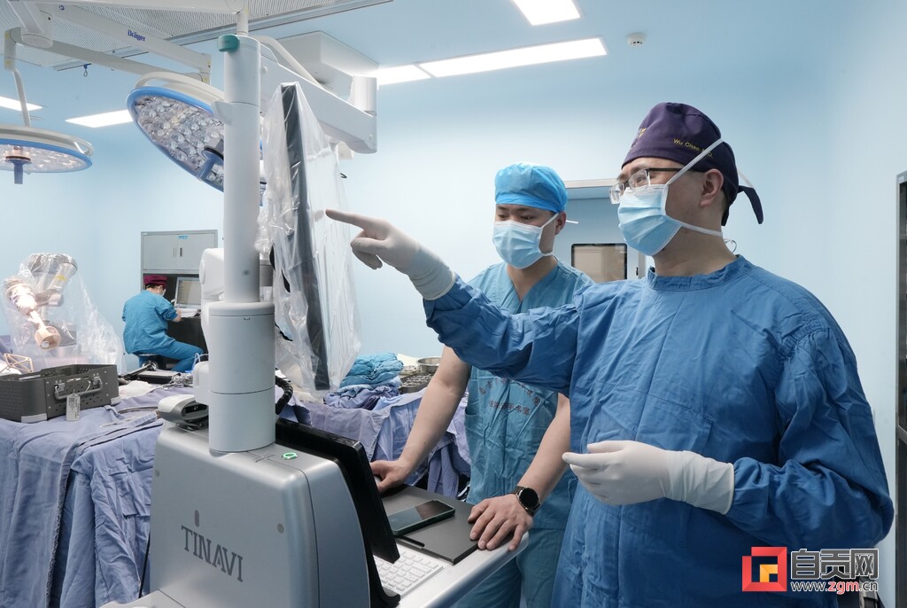 启用天玑II骨科手术机器人 自贡市第四人民医院完成全市首例机器人辅助下脊柱手术-1.jpg