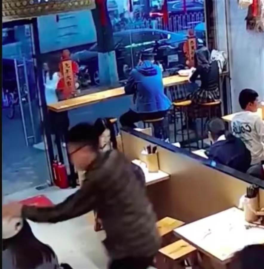 男子将面汤扣在女生头上后夺门逃走，这是什么仇什么怨？-1.jpg