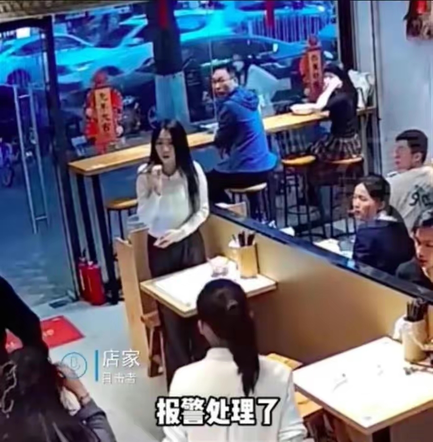 男子将面汤扣在女生头上后夺门逃走，这是什么仇什么怨？-3.jpg