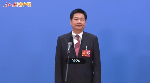委员谈00后小伙刮腻子成世界冠军：职业教育既能顶天又能立地-1.png