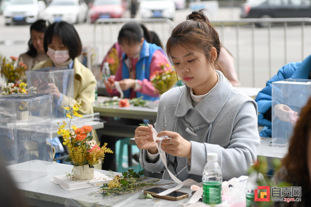 春天在指尖绽放 市文化馆举行插花讲座喜迎妇女节-1.jpg