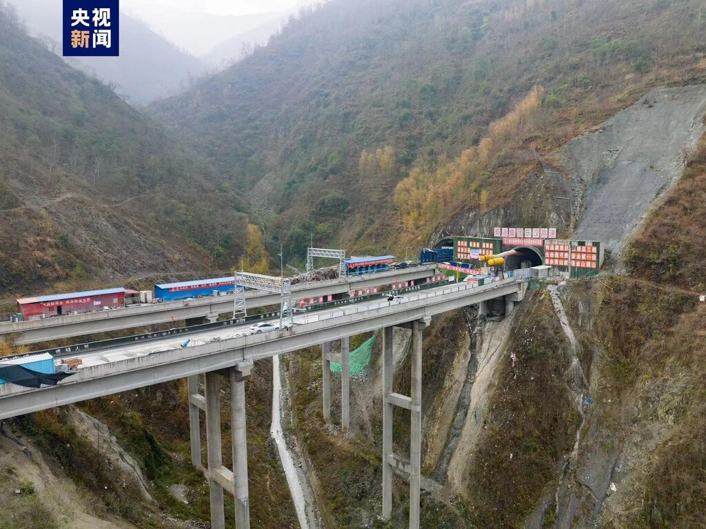 四川峨汉高速胜利村隧道双洞贯通 全线预计今年底通车-1.jpg
