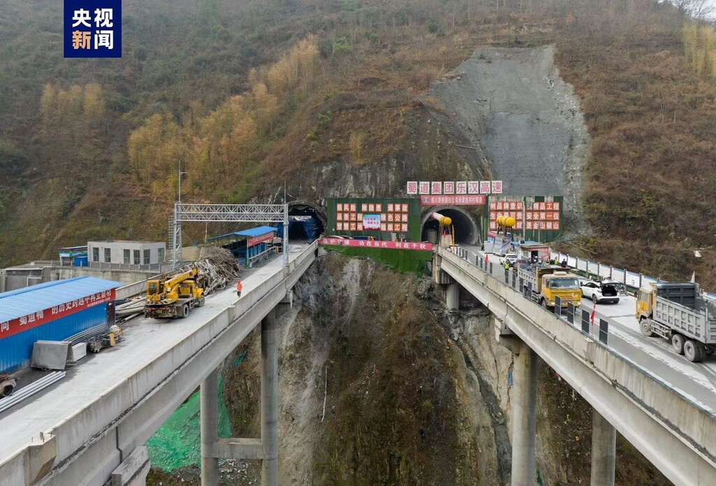 四川峨汉高速胜利村隧道双洞贯通 全线预计今年底通车-2.jpg