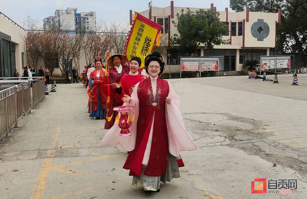 亮眼！自贡灯会刮起“最炫汉服风”-3.jpg
