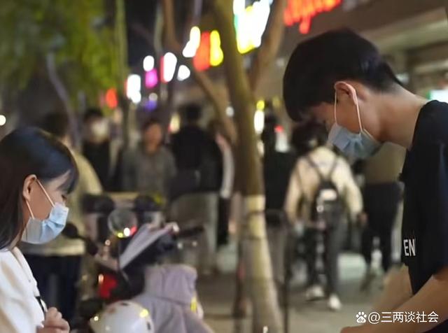 00后男生每天下班卖烤肠解压，当事人：摆摊3小时，不是为了赚钱-1.jpg