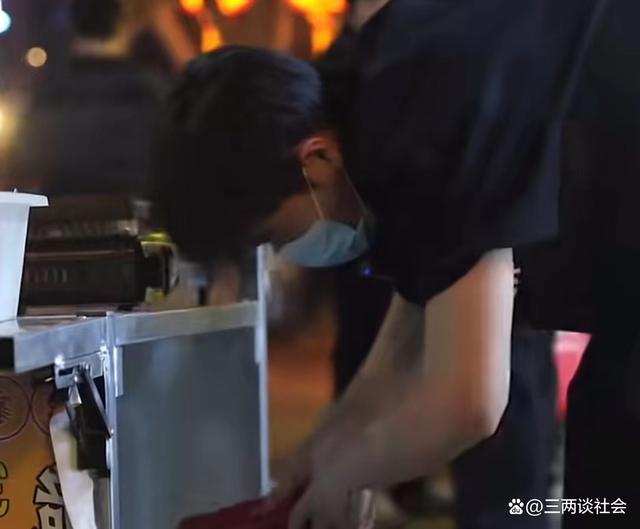 00后男生每天下班卖烤肠解压，当事人：摆摊3小时，不是为了赚钱-2.jpg