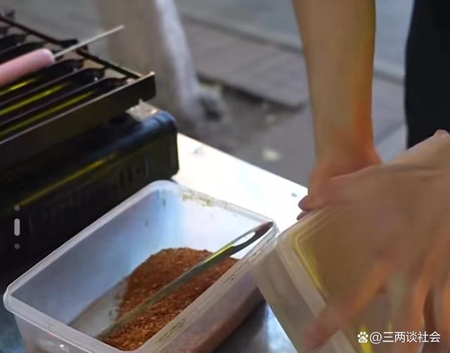 00后男生每天下班卖烤肠解压，当事人：摆摊3小时，不是为了赚钱-4.jpg