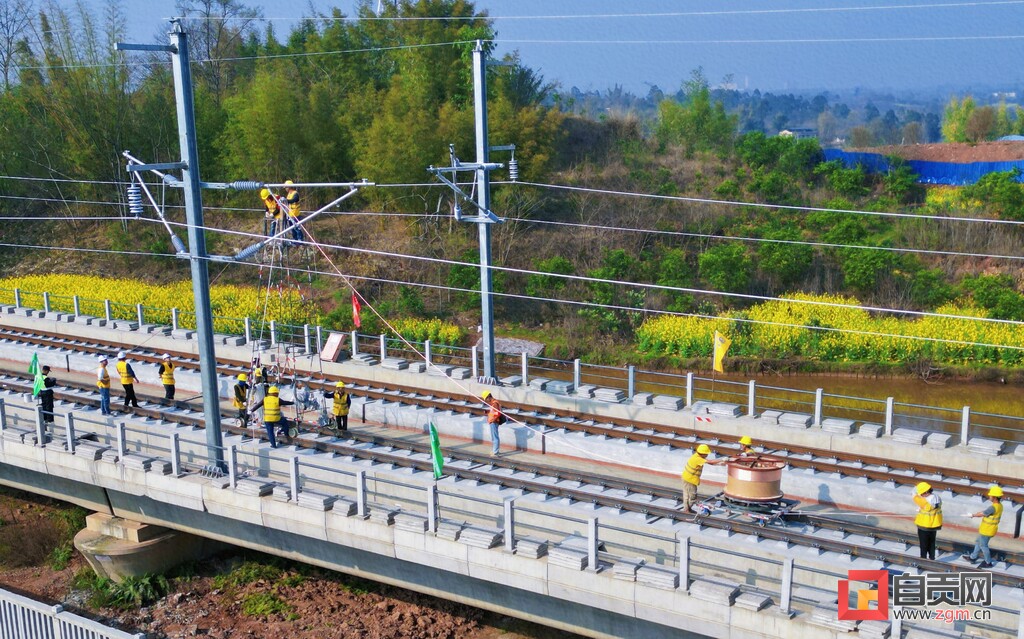 自宜高铁接触网首条承力索成功展放-1.jpg