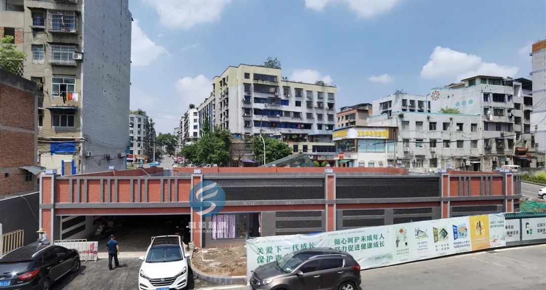 任性！富顺这个停车场内车辆乱停乱放？！-1.jpg