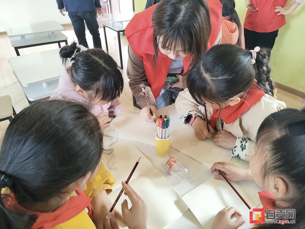 “悦读家乡”青少年DIY创意图书制作活动走进校园-4.jpg