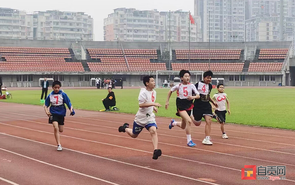 做阳光少年 展运动风采——自贡高新区举行第二届中小学生运动会-3.jpg