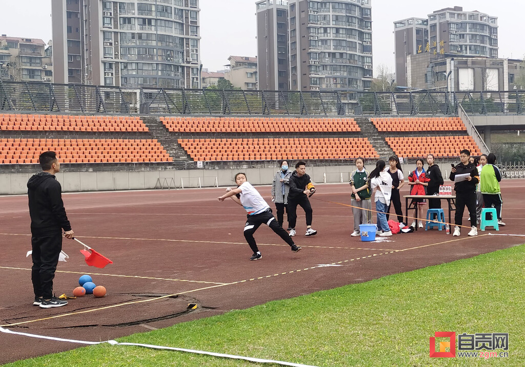 做阳光少年 展运动风采——自贡高新区举行第二届中小学生运动会-4.jpg